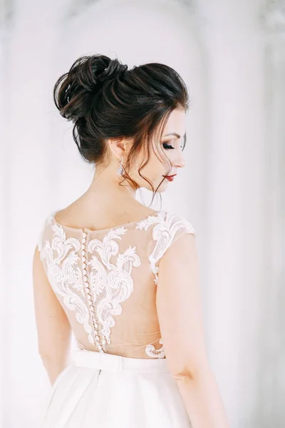Schöne Mädchen Einem Hochzeitskleid Mit Einem Strauß Braut Einem Hellen — Stockfoto