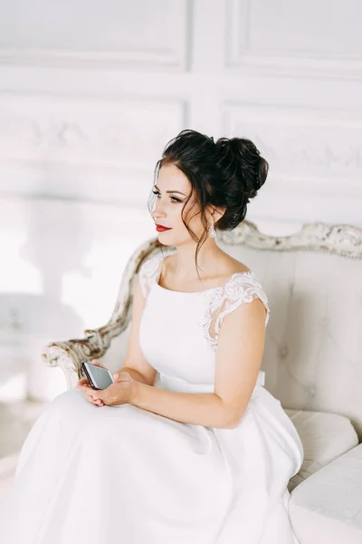 Красивая Девушка Свадебном Платье Букетом Невеста Яркой Солнечной Студии — стоковое фото