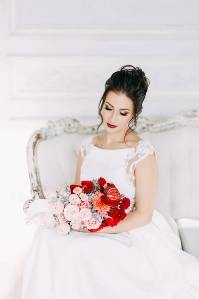 Belle Fille Dans Une Robe Mariée Avec Bouquet Mariée Dans — Photo