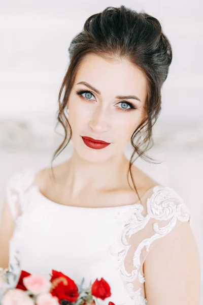 Belle Fille Dans Une Robe Mariée Avec Bouquet Mariée Dans — Photo