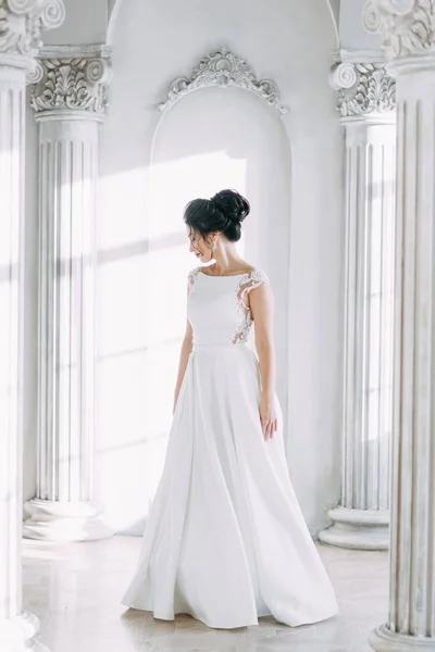 Belle Fille Dans Une Robe Mariée Avec Bouquet Mariée Dans — Photo