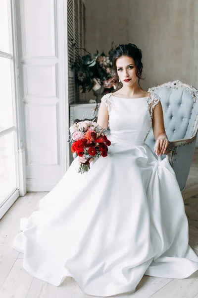 Schöne Mädchen Einem Hochzeitskleid Mit Einem Strauß Braut Einem Hellen — Stockfoto