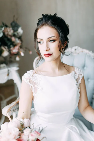 Belle Fille Dans Une Robe Mariée Avec Bouquet Mariée Dans — Photo