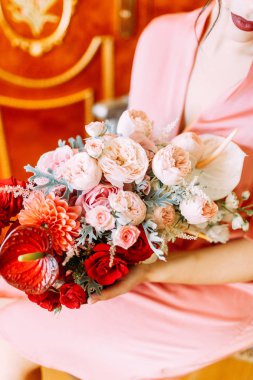 Lüks bir otelde bir negligee gelin ücretleri. Boudoir elbise ve buket düğünde.