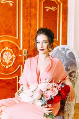 Lüks bir otelde bir negligee gelin ücretleri. Boudoir elbise ve buket düğünde.