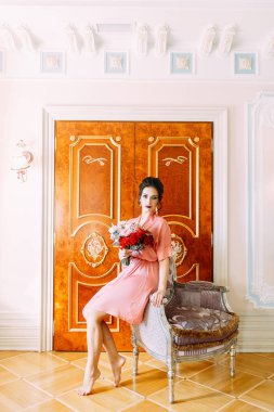 Lüks bir otelde bir negligee gelin ücretleri. Boudoir elbise ve buket düğünde.