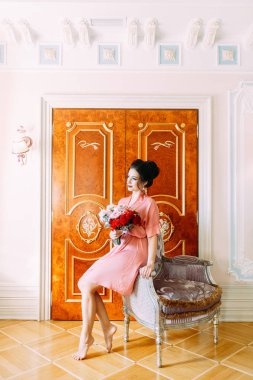 Lüks bir otelde bir negligee gelin ücretleri. Boudoir elbise ve buket düğünde.