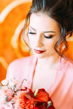 Lüks bir otelde bir negligee gelin ücretleri. Boudoir elbise ve buket düğünde.