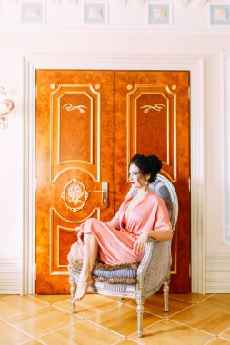 Lüks bir otelde bir negligee gelin ücretleri. Boudoir elbise ve buket düğünde.