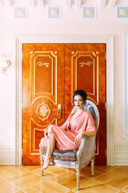 Lüks bir otelde bir negligee gelin ücretleri. Boudoir elbise ve buket düğünde.