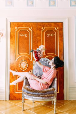 Lüks bir otelde bir negligee gelin ücretleri. Boudoir elbise ve buket düğünde.