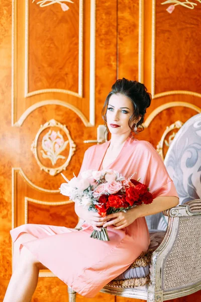 Плата Невесту Неглиже Роскошном Отеле Будуарное Платье Букет Свадьбе — стоковое фото