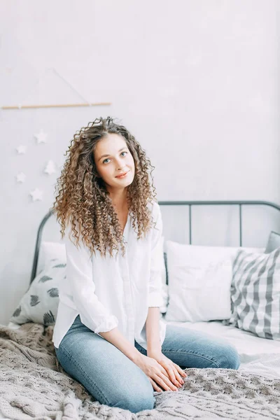 Retrato Una Joven Con Una Sonrisa Magdalenas Sesión Fotos Estudio —  Fotos de Stock