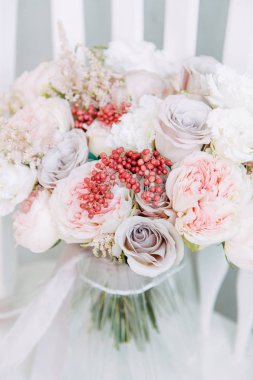  Buket pembe gelinin. Stüdyoda parlak sabah ve bir düğün elbise.