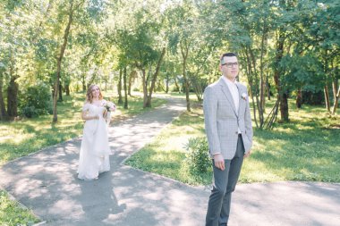  The wedding couple is walking along the Park. Photo shoot in the European style in nature.