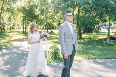  The wedding couple is walking along the Park. Photo shoot in the European style in nature.