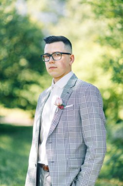 Damat ve Progulka parkta hazırlıkları. Genç damat gelin için bekliyor. 