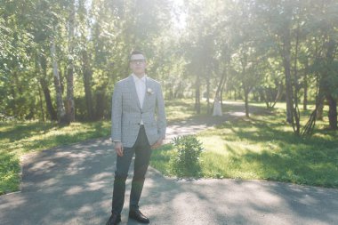 Damat ve Progulka parkta hazırlıkları. Genç damat gelin için bekliyor. 