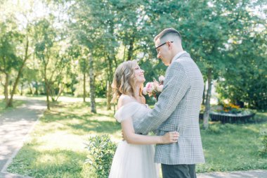 Düğün kaç sarılma ve öpüşme Park içinde. Fotoğraf çekimi güzel sanatlar doğada tarzı.