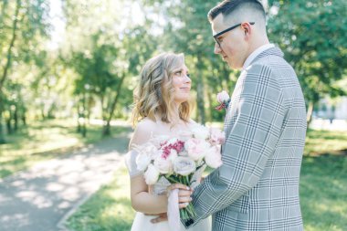 Düğün kaç sarılma ve öpüşme Park içinde. Fotoğraf çekimi güzel sanatlar doğada tarzı.