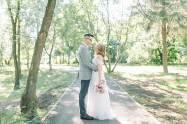 Düğün kaç sarılma ve öpüşme Park içinde. Fotoğraf çekimi güzel sanatlar doğada tarzı.
