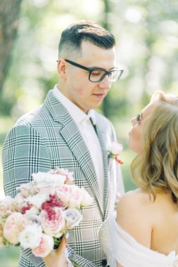 Düğün kaç sarılma ve öpüşme Park içinde. Fotoğraf çekimi güzel sanatlar doğada tarzı.