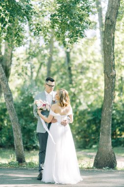 Düğün kaç sarılma ve öpüşme Park içinde. Fotoğraf çekimi güzel sanatlar doğada tarzı.