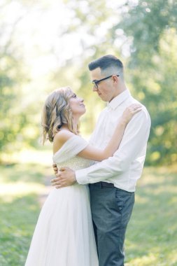 Düğün kaç sarılma ve öpüşme Park içinde. Fotoğraf çekimi güzel sanatlar doğada tarzı.