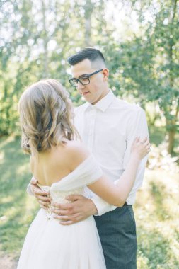 Düğün kaç sarılma ve öpüşme Park içinde. Fotoğraf çekimi güzel sanatlar doğada tarzı.