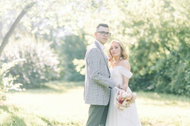 Düğün kaç sarılma ve öpüşme Park içinde. Fotoğraf çekimi güzel sanatlar doğada tarzı.