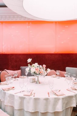 Dekor, tablolar restoranda düğün. Floristik, kemer ve çiçek tasarımı.