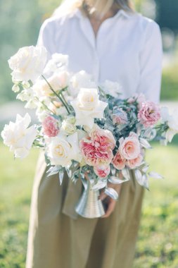 Dekor, tablolar restoranda düğün. Floristik, kemer ve çiçek tasarımı.