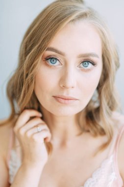  Fees and photo shoot in the interior Studio. Morning of the bride dress in the boudoir, in bed.