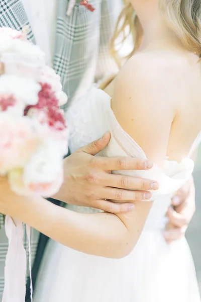 Букет Невесты Розовом Светлое Утро Свадебное Платье Студии — стоковое фото