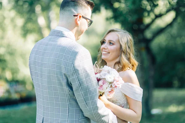 Pareja Novios Está Caminando Por Parque Sesión Fotos Estilo Europeo — Foto de Stock