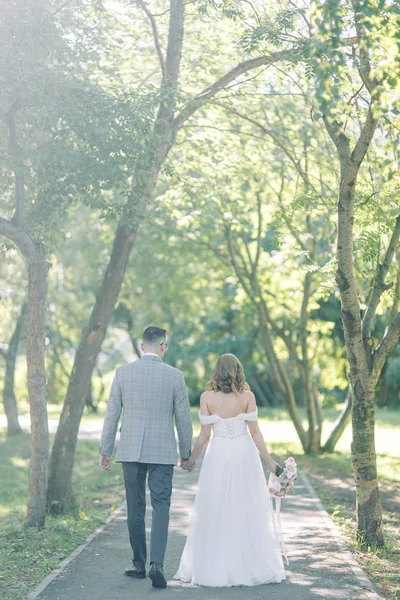 Wedding Couple Walking Park Photo Shoot European Style Nature — Stock Photo, Image