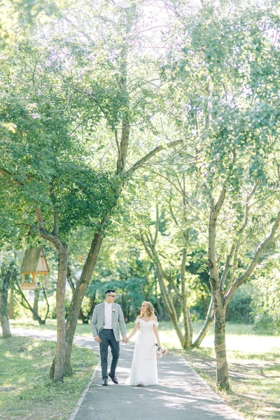 Wedding Couple Walking Park Photo Shoot European Style Nature — ストック写真