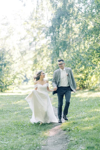 Wedding Couple Walking Park Photo Shoot European Style Nature — ストック写真