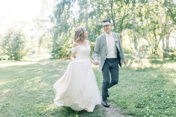 Wedding Couple Walking Park Photo Shoot European Style Nature — Stok fotoğraf