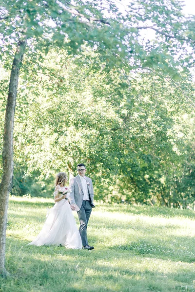 Wedding Couple Walking Park Photo Shoot European Style Nature — Stock fotografie