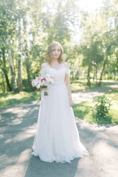 公園の自然で白いドレスを着た花嫁 美術のスタイルの花束の写真撮影 — ストック写真