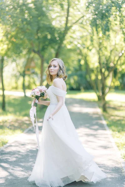 Die Braut Weißen Kleid Der Natur Park Fotoshooting Mit Einem — Stockfoto