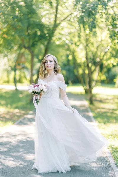 Noiva Vestido Branco Natureza Parque Foto Atirar Com Buquê Estilo — Fotografia de Stock