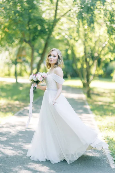 Noiva Vestido Branco Natureza Parque Foto Atirar Com Buquê Estilo — Fotografia de Stock