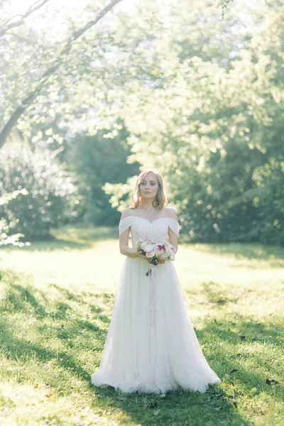 Novia Vestido Blanco Naturaleza Parque Sesión Fotos Con Ramo Estilo —  Fotos de Stock