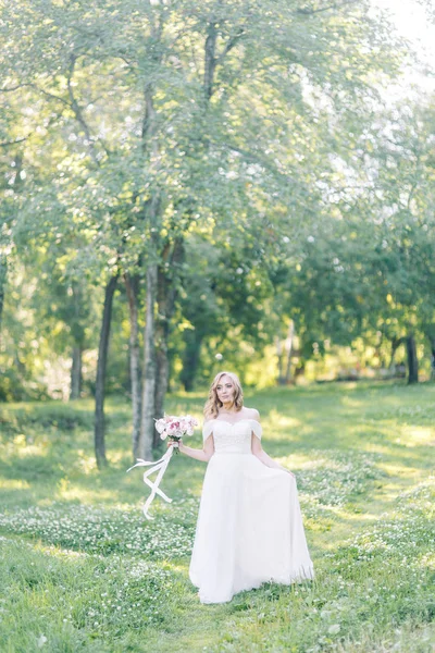 Novia Vestido Blanco Naturaleza Parque Sesión Fotos Con Ramo Estilo —  Fotos de Stock