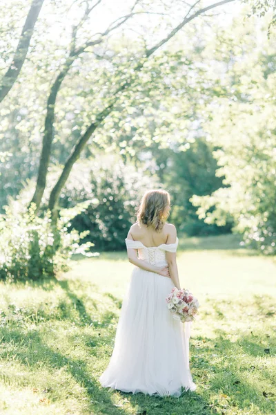 Невеста Белом Платье Природе Парке Фотосессия Букетом Стиле Изобразительного Искусства — стоковое фото