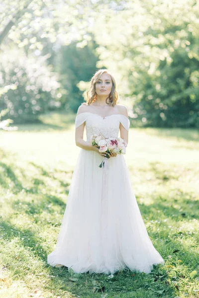 Noiva Vestido Branco Natureza Parque Foto Atirar Com Buquê Estilo — Fotografia de Stock