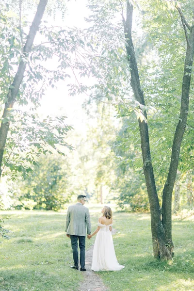 抱き合ったりキスしたり公園での結婚式 自然の中の美術のスタイルで写真撮影 — ストック写真