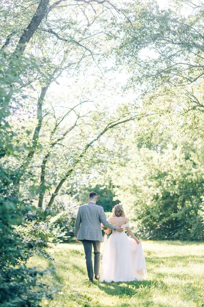 Düğün kaç sarılma ve öpüşme Park içinde. Fotoğraf çekimi güzel sanatlar doğada tarzı.